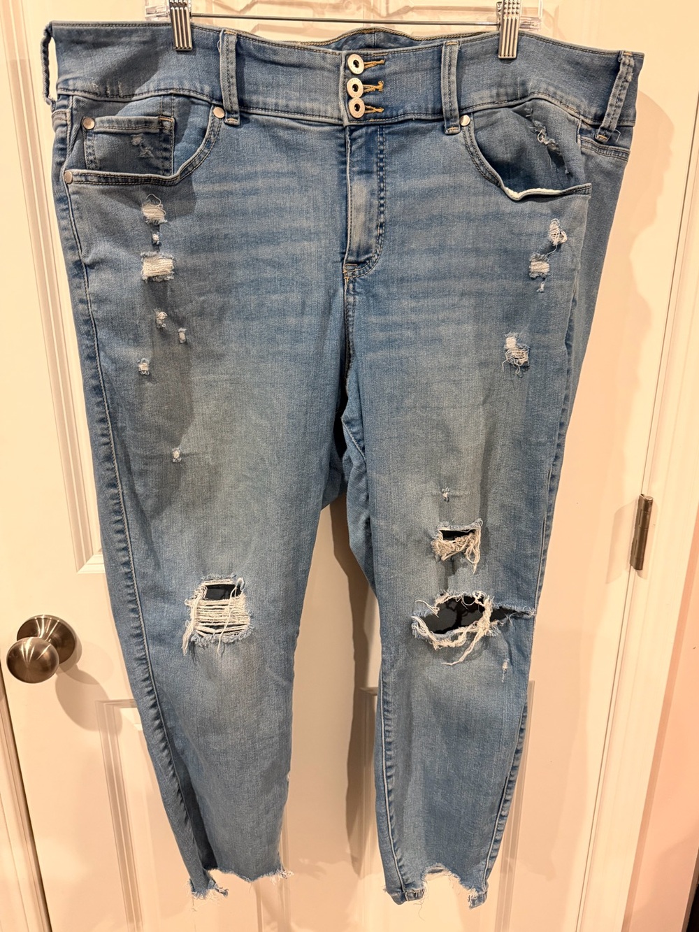 Torrid Feel the Fit Distressed Light Blue Jegging Size 24